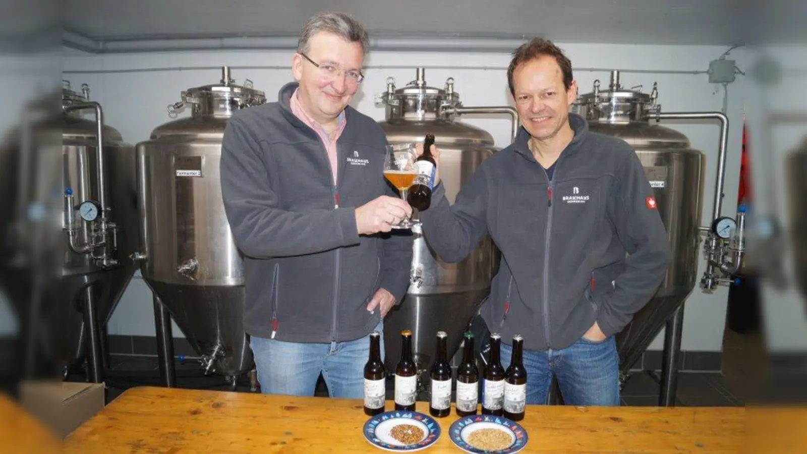 Bei Daniel Vitt (l.) und Armin Krebs vom Germeringer Brauhaus kommt nur eines ihrer „Gupfe” ins Glas. (Foto: pst)