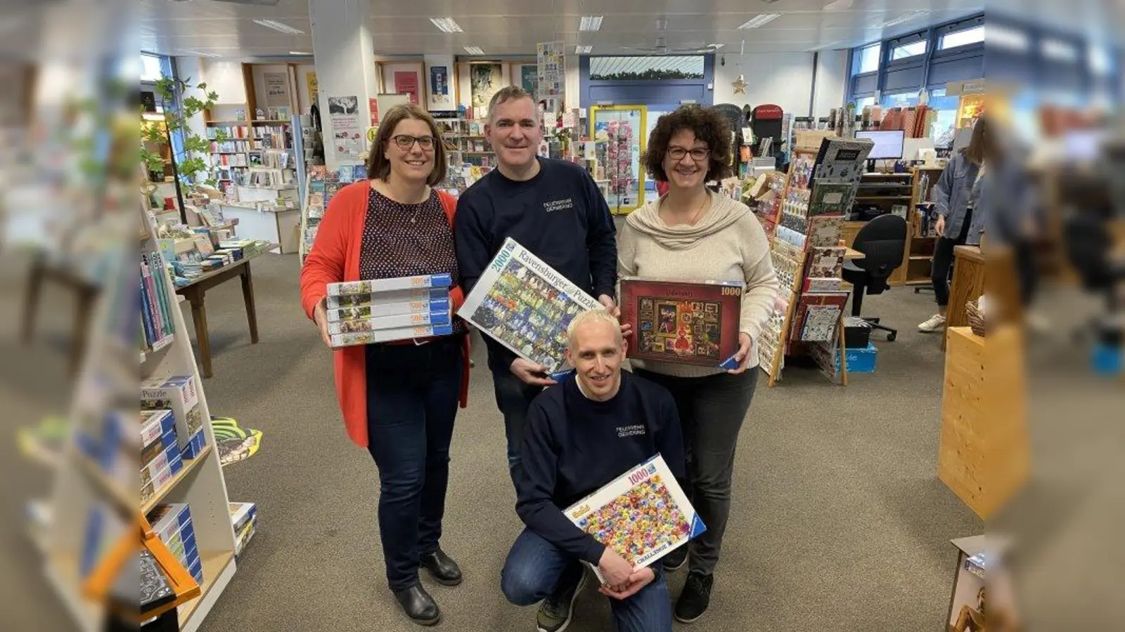 Freuen sich auf viele Germeringer, die mitpuzzeln (von links): Katrin Schmidt, Björn Warmuth (FF), Helen Hoff und unten Stefan Heyne (Vorsitzenden der FF Germering). (Foto: Buchhandlung LeseZeichen)