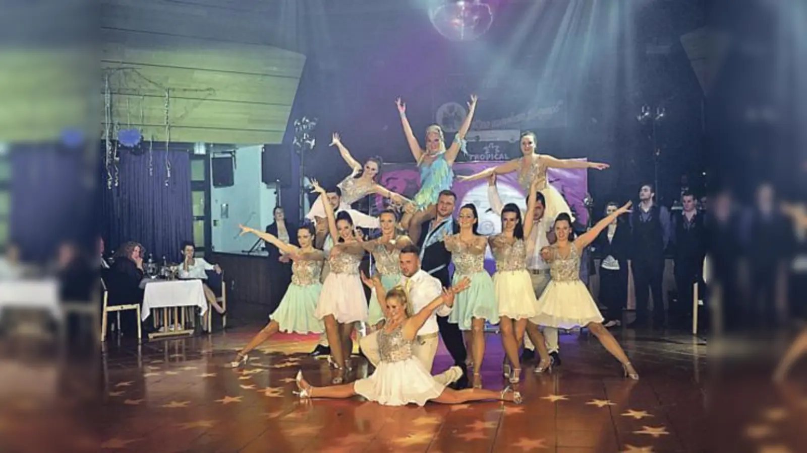 Heizten dem Publikum ein: die Tänzerinnen und das Prinzenpaar.	 (Foto: VA)