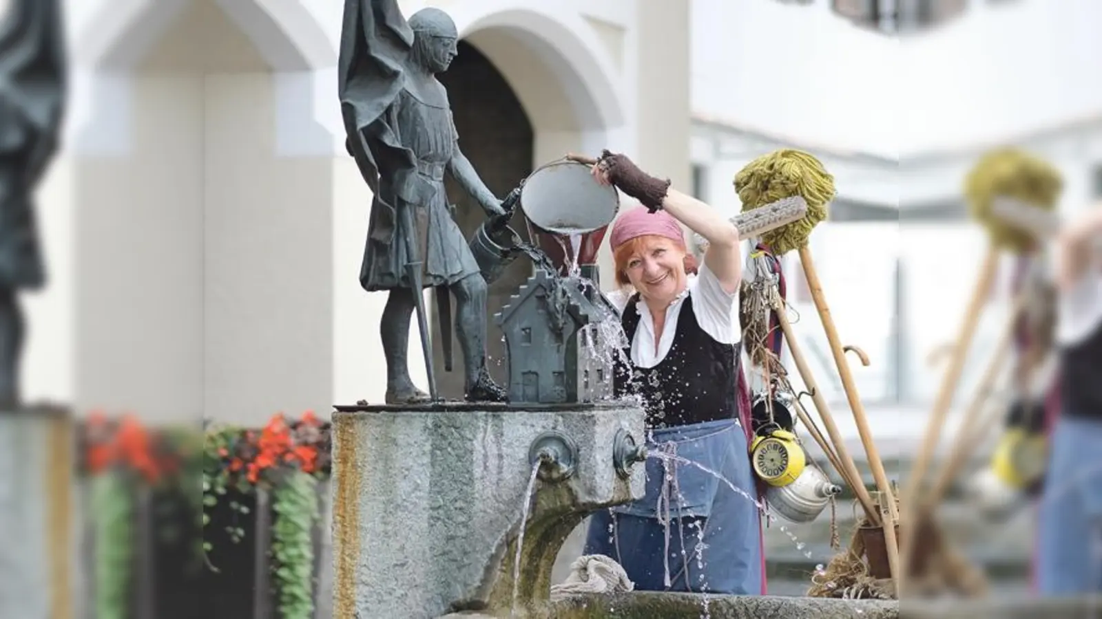 Auch heuer rumpelt die Kathl mit ihrem Leiterwagerl auf neuen Wegen durch Holzkirchen.	 (Foto: Manfred Lehner)