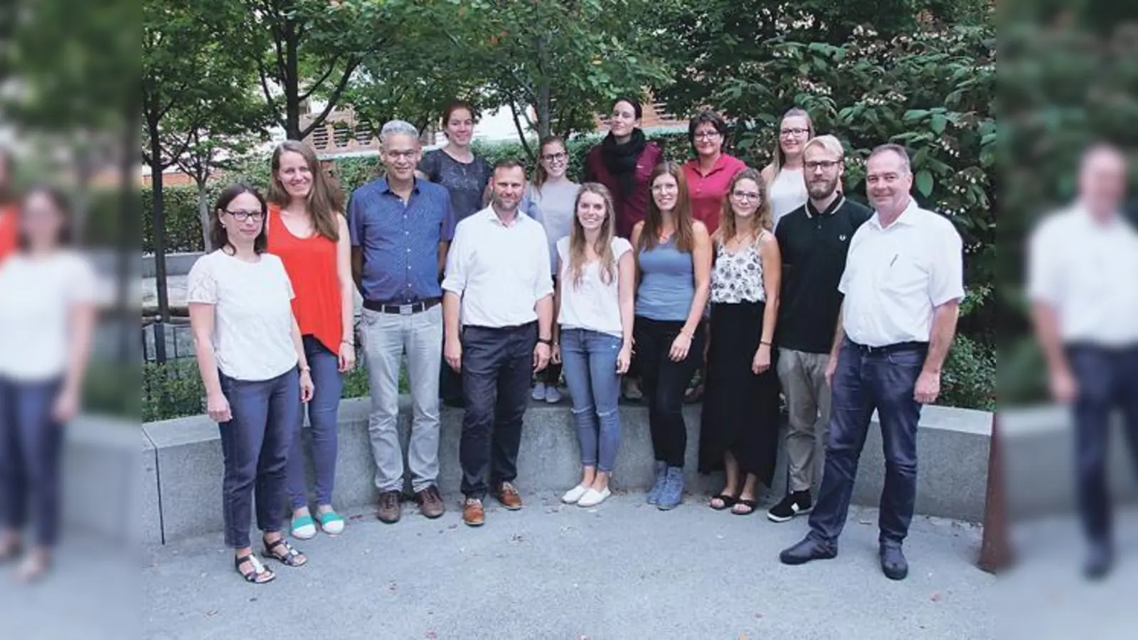 Jana Kleinau (li.), Michael Braun (5. v. li.), Jasmin Kohlrausch (vorne, 4. v. re.) Susanne Weiß (rechts dahinter und Michael Oberhofer (rechts) begrüßten die neuen Lehramtsanwärter im Kreis Erding.	 (Foto: VA)