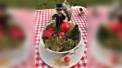 Weihnachtliche Bastelarbeiten und Infos zum Tauschnetz gibt es beim Adventsmarkt in AWO-Seniorenzentrum. (Foto: hw)