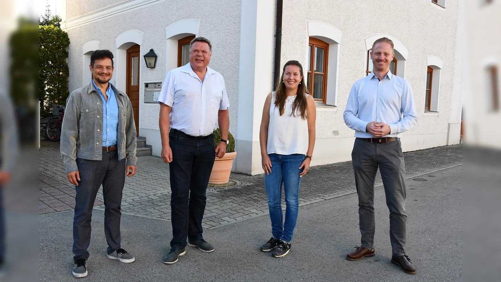 Elisabeth Buchmann zusammen mit Dr. Willie Stiehler, Geschäftsführer der Energieagentur Ebersberg-München, Piet Mayr, Bürgermeister der Gemeinde Zorneding und André Younes, Leiter Technisches Bauamt der Gemeinde Zorneding (v.li.). (Foto: Benjamin Hahn)
