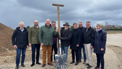 Gemeinsam beim Spatenstich für die Realschule in Hohenbrunn (v.l.) Realschulleiter Christian Ceglarek, Benjamin Hardt (Köhler Architekten), Landrat Christoph Göbel, Brg. Thomas Loderer (Ottobrunn). Brg. Stefan Straßmair (Hohenbrunn), Brg. Mindy Konwitschny (Höhenkirchen-Siegertsbrunn), Brg. Stefan Kern (Brunnthal), Brg. Edwin Klostermeier (Putzbrunn) und 2. Brg. Karin Lechner (Aying).  (Foto: hw)
