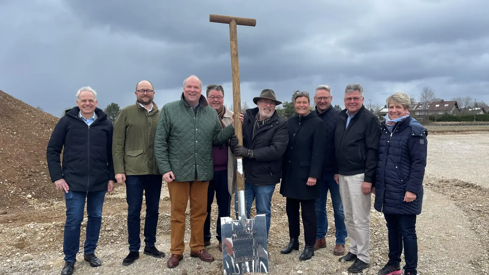 Gemeinsam beim Spatenstich für die Realschule in Hohenbrunn (v.l.) Realschulleiter Christian Ceglarek, Benjamin Hardt (Köhler Architekten), Landrat Christoph Göbel, Brg. Thomas Loderer (Ottobrunn). Brg. Stefan Straßmair (Hohenbrunn), Brg. Mindy Konwitschny (Höhenkirchen-Siegertsbrunn), Brg. Stefan Kern (Brunnthal), Brg. Edwin Klostermeier (Putzbrunn) und 2. Brg. Karin Lechner (Aying).  (Foto: hw)