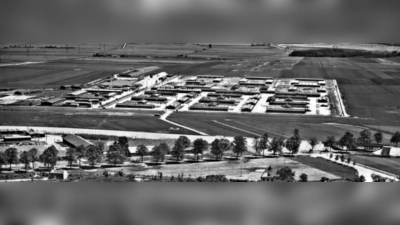 Klaus Mai führt durch die historisch gezeichnete Siedlung, in der sich vormals das KZ-Außenlager befand. (Foto: Klaus Mai)