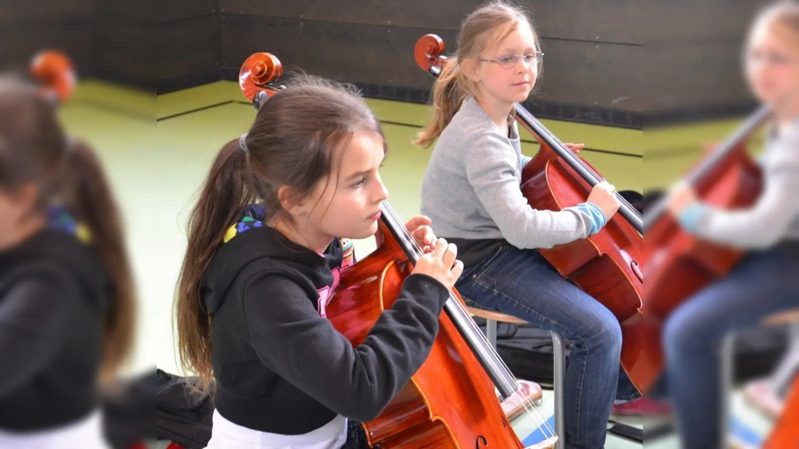 Statt des regulären Musikunterrichts besuchen die Drittklässler der Droste-Hülshoff-Schule die Streicherklasse und lernen hier unter anderem das Cello zu spielen. (Foto: pi)