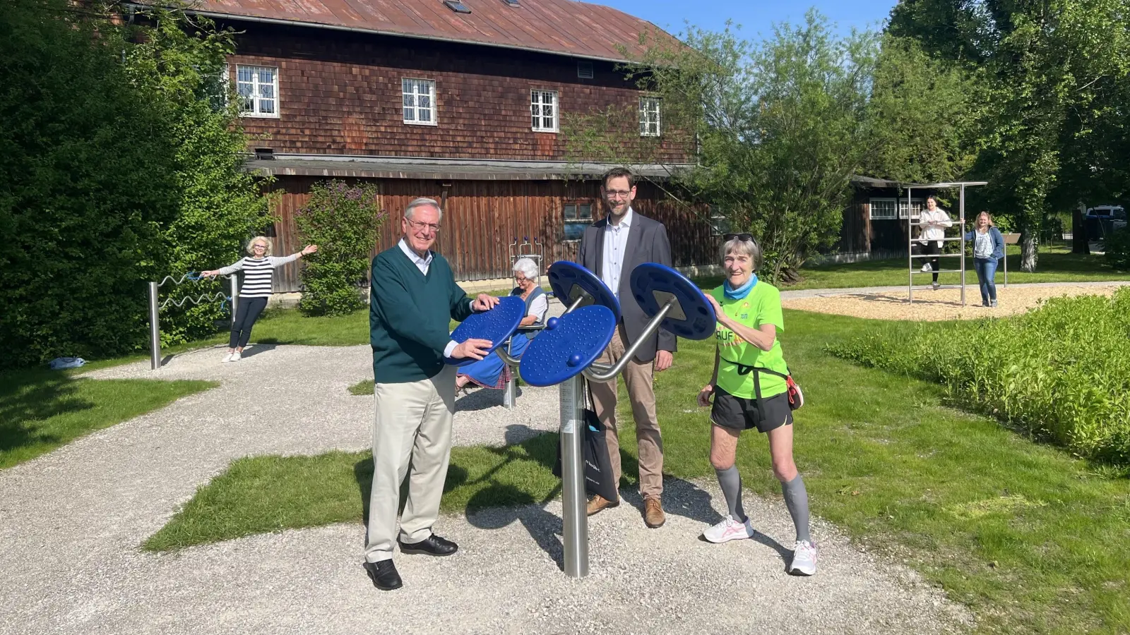 Probierten den neuen Bewegungsparcours aus: Zweite Bürgermeisterin Angelika Kammerl (von links), Gerd Weger, Hannelore Uffelmann (Seniorentreff), Patrick Janik, Brigitta Biermanski und Jana Radulovic und Christine Karg von der Stadt Starnberg. (Foto: Susanne Hauck)