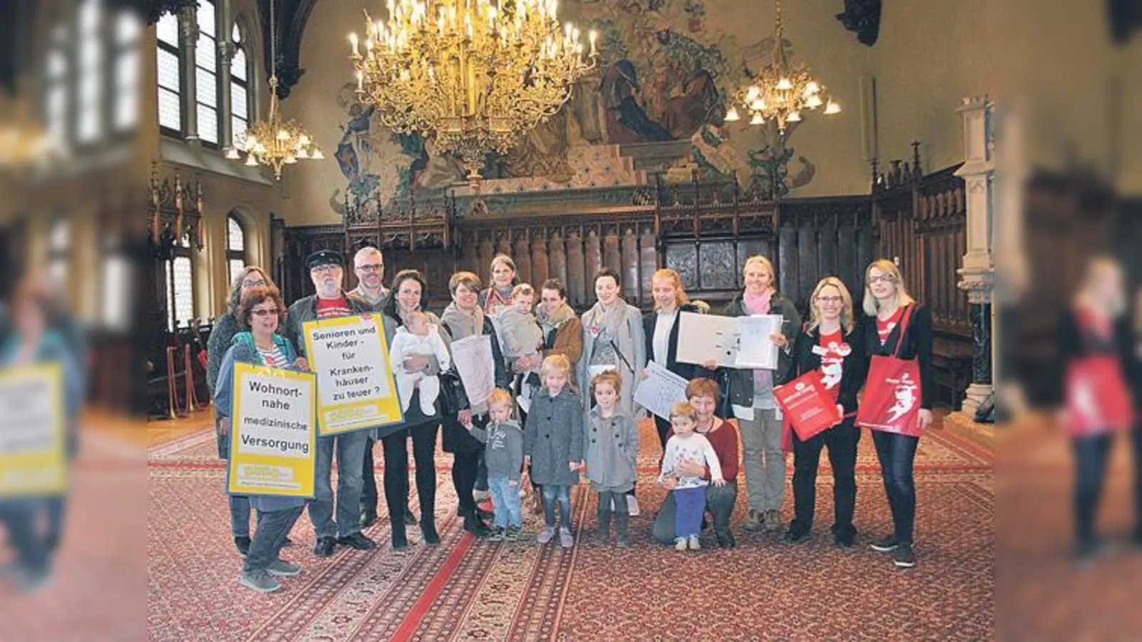 Die Initiative »Familien für den Erhalt der Geburtshilfe im KH Neuperlach« setzt sich für die Neuperlacher Geburtstation ein. Über 5000 Unterschriften übergaben nun Gabi Ammerer und Barbara Schreglmann Münchens OB Dieter Reiter.  (Foto: publishnet.org)