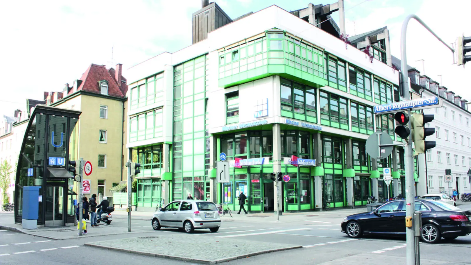 Das „Grüne Haus” am Harras beherbergt Stadtbibliothek, Volkshochschule und deren Galerie eigenArt. (Foto: job)