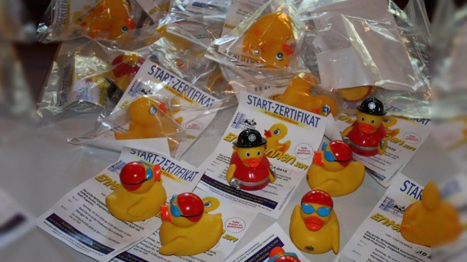 Das sind die heimlichen Stars des zehnten Entenrennes: die Motiv-Enten Franziska Freistil und Ferdinand Feuerstein. Für den Design-Wettbewerb sind sie allerdings nicht zugelassen. (Foto: US)