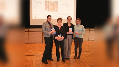 „Ein historischer Augenblick.“ Claudia Heuermann, Annemarie Detsch, Anja Fanslau und Sabine Schopp (v.l.) präsentieren das druckfrische Programmheft des Kupferhauses. (Foto: US)