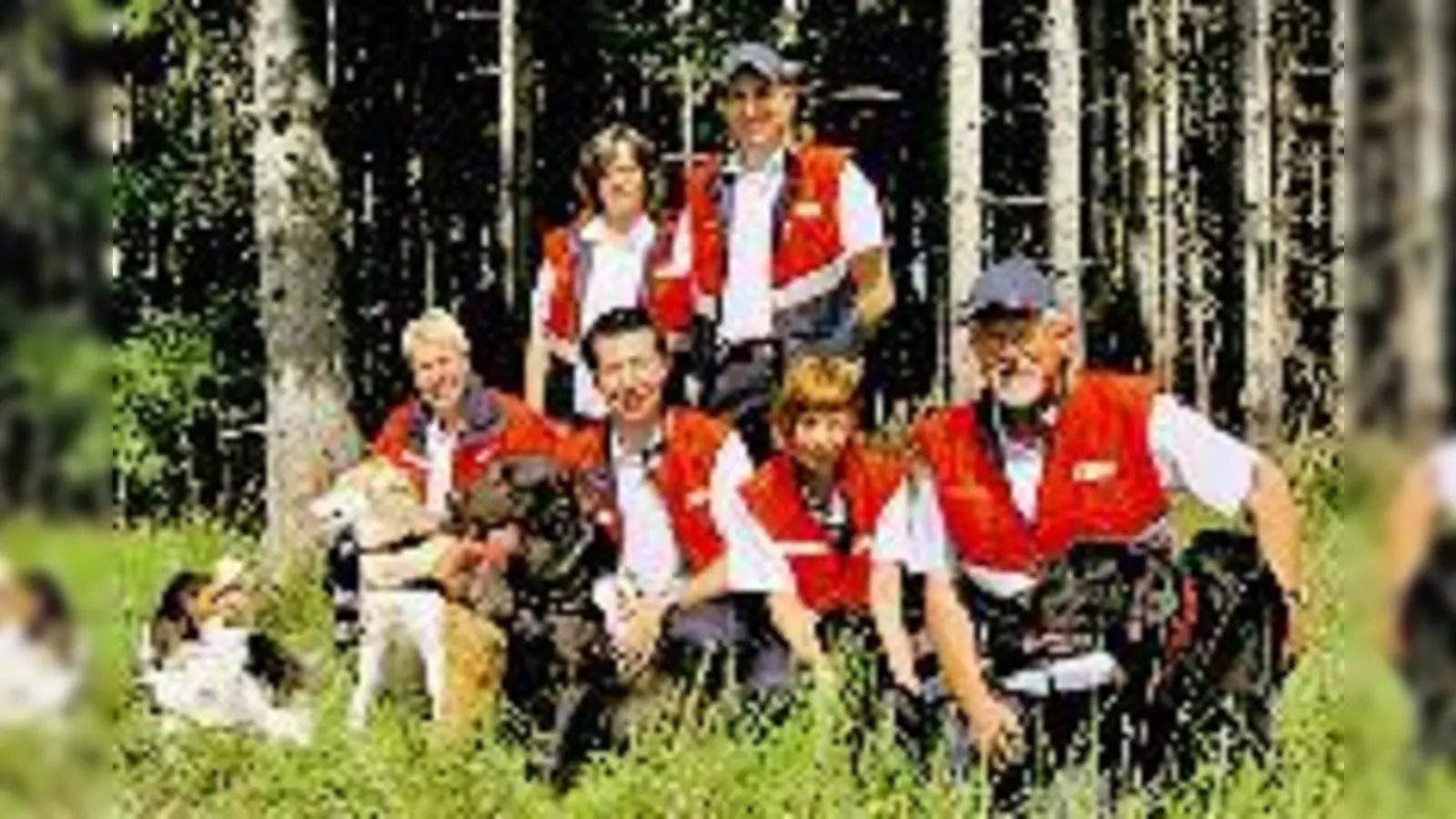 Die neu gegründete Hundestaffel (v. v. l.) Evy Loebel, Michael Hoebel, Katrin Hoebel, Jochen Süßmuth, (v. h. l.)  Alexandra Schendl, Lars Rathgeber.  (Foto: Privat)