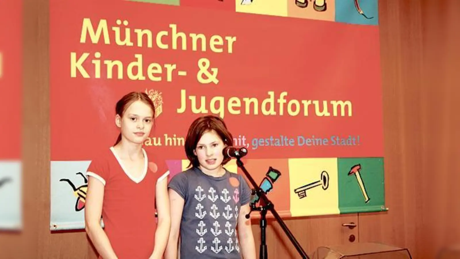 Nina Beck (links) und Hannah Kreutzinger wollen in ihrem Klassenzimmer im Luisengymnasium nicht länger schwitzen.	 (Foto: Julia Stark)