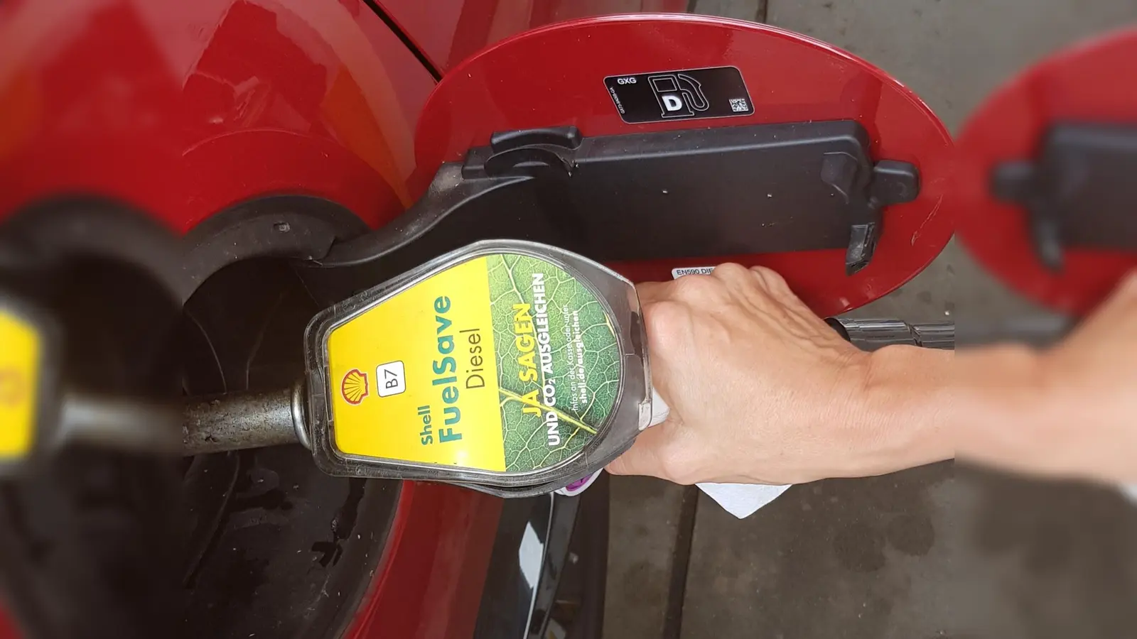 Benzin und Diesel könnten ab 2027 durch die Umstellung des CO₂-Aufschlags auf das europäische System um bis zu 20 Cent mehr kosten.  (F.: Autoren-Union Mobilität/ Frank Wald)