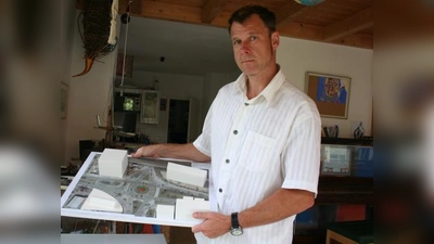 Der Künstler Stefan Jherek Rusnak mit einem Modell des  grünen Ampelmannes. Er will sich trotz des Sinneswandels der CSU im BA Laim nicht entmutigen lassen. (Foto: tg)