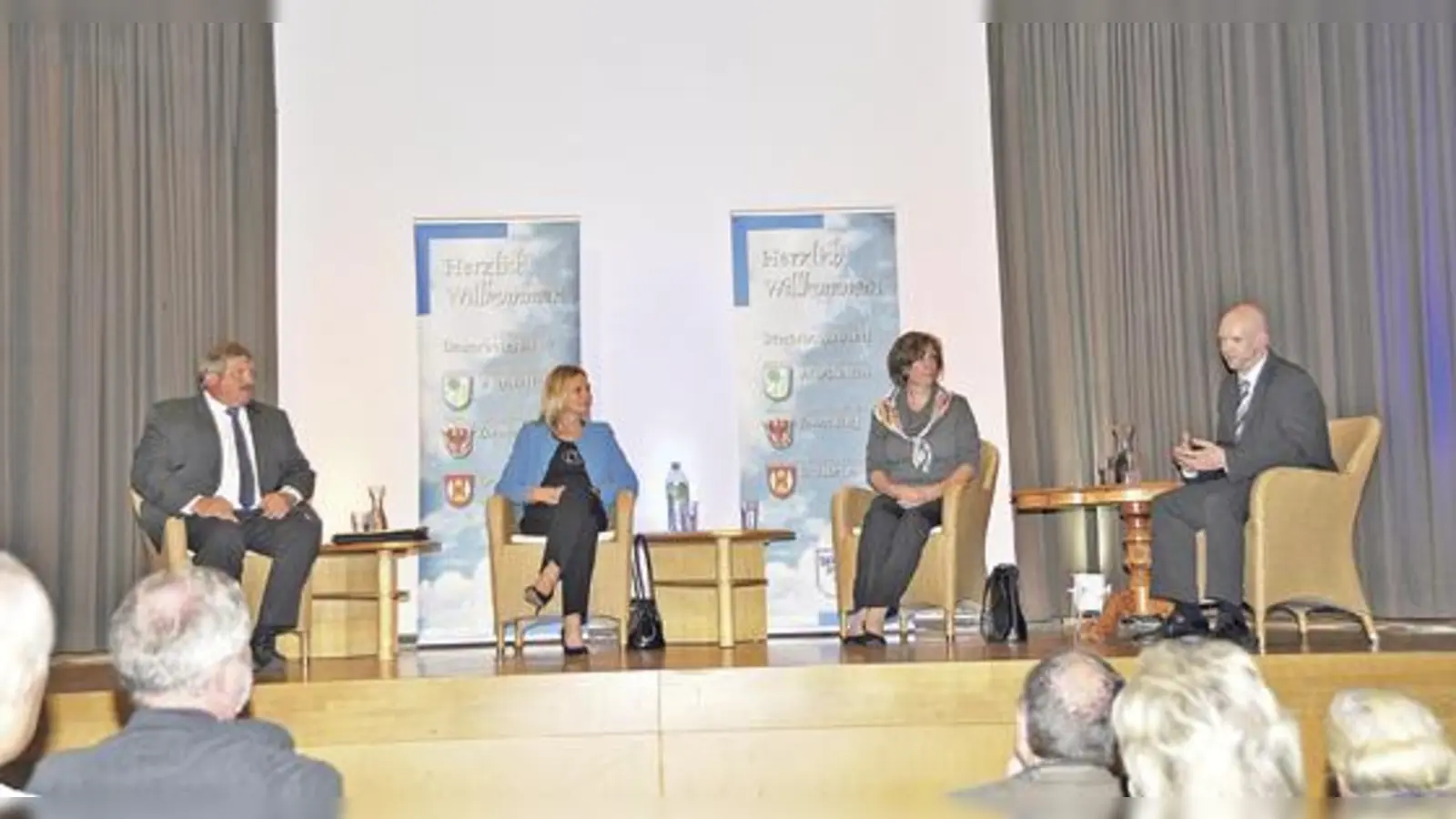 Georg Reitsberger, Brigitte Littke und Heike Tischler (v. l.) stellten sich den Fragen des Moderators Axel Heise (r.). 	 (Foto: Sybille Föll)