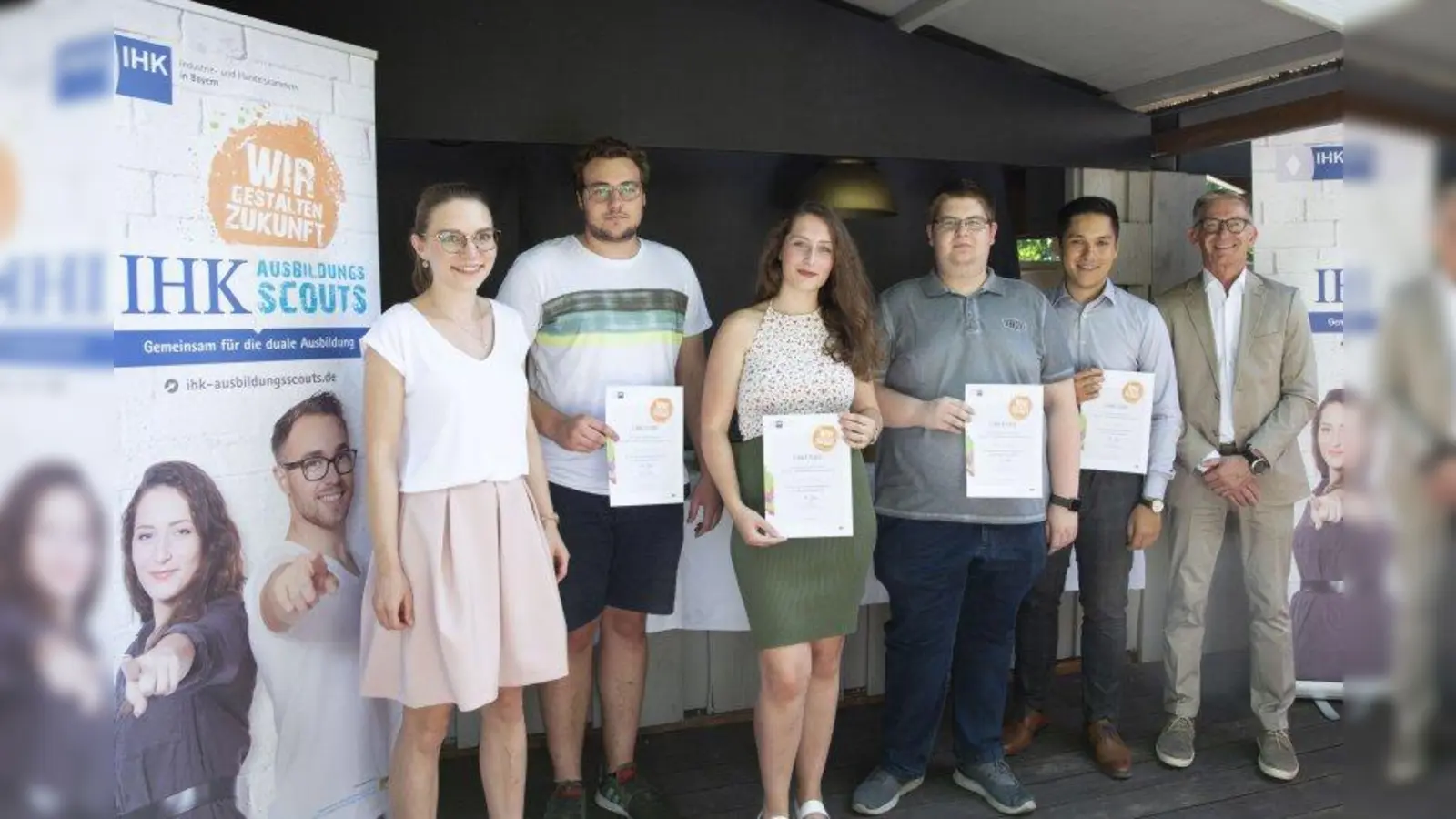 IHK-Projektkoordinatorin Marie Kostner, Johannes Isemann, Hülya Chasan, Lukas Justinger, Kevin Pham und Hubert Schöffmann, bildungspolitischer Sprecher der IHK, (v.l.) bei der gemeinsamen Feier. (Foto: Goran Gajanin / IHK)