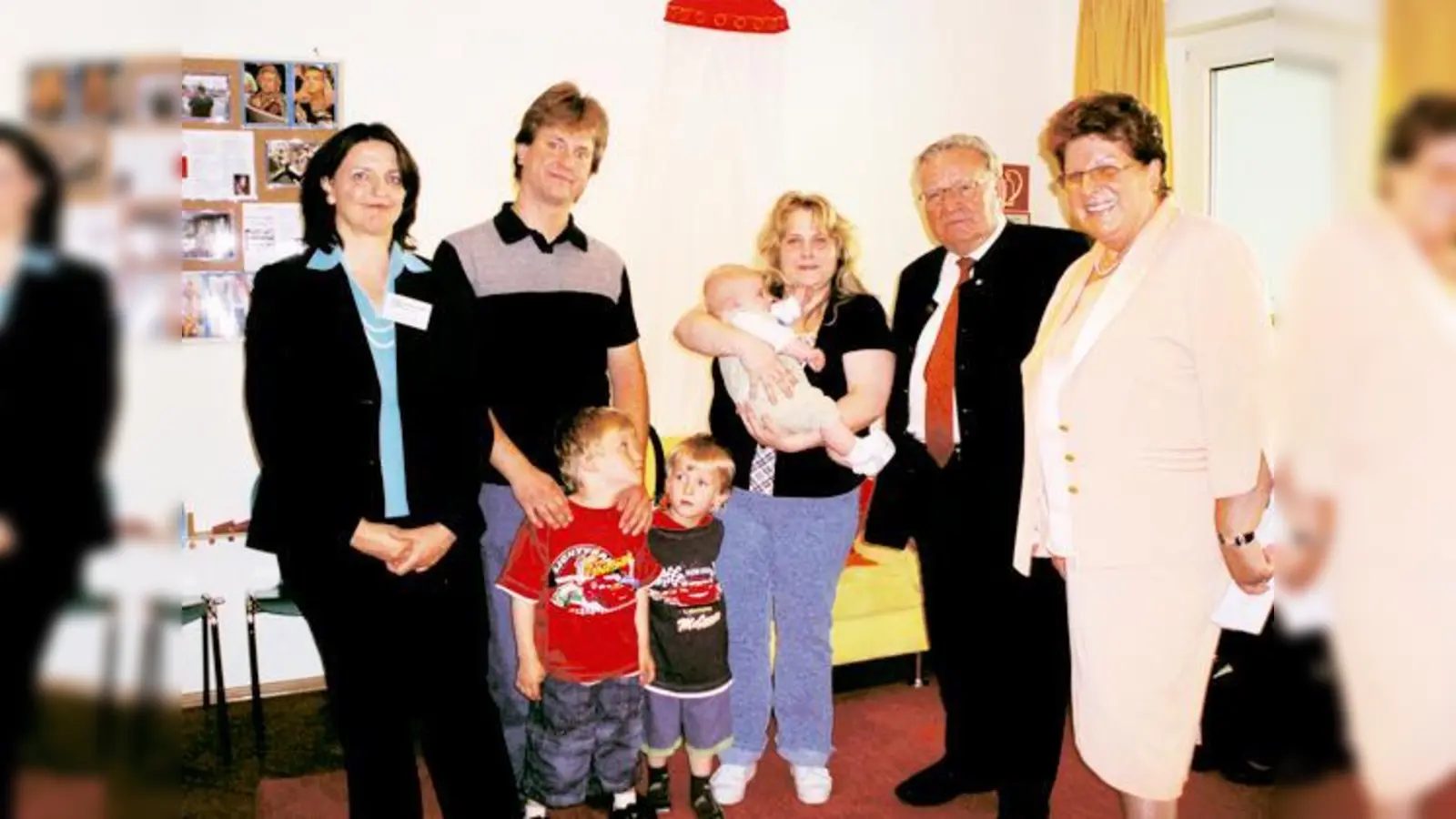 Freuten sich über die gelungene Reform der Offenen Behindertenarbeit: (v. l.) Sabine Jung, Familie Leithäusl (Wolfgang und Helga mit Lukas, Max und Valentin), Manfred Hölzlein und Barbara Stamm.   (Foto: Woschée)