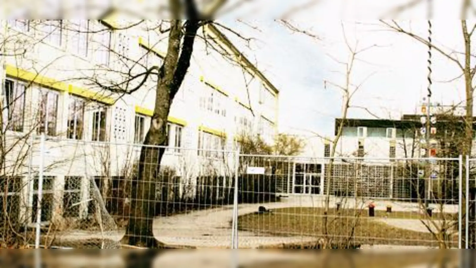 Neubau oder Abriss? Poings Gemeinderäte stehen in puncto Grundschule an der Karl-Sittler-Straße vor einer schwierigen Entscheidung. Die Schule selbst plädiert für eine Erhaltung des alten Gebäudes. (Foto: pt)