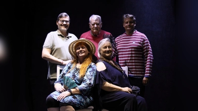 Bringen das Herbststück des Dramatischen Clubs Alpenröserl auf die Bühne (v.l.): Tom Wolf, Tina Voß, Herbert Hollizer, Gitty Gstöttl und Christian Baumeister. (Foto: Luigi Teneriello)