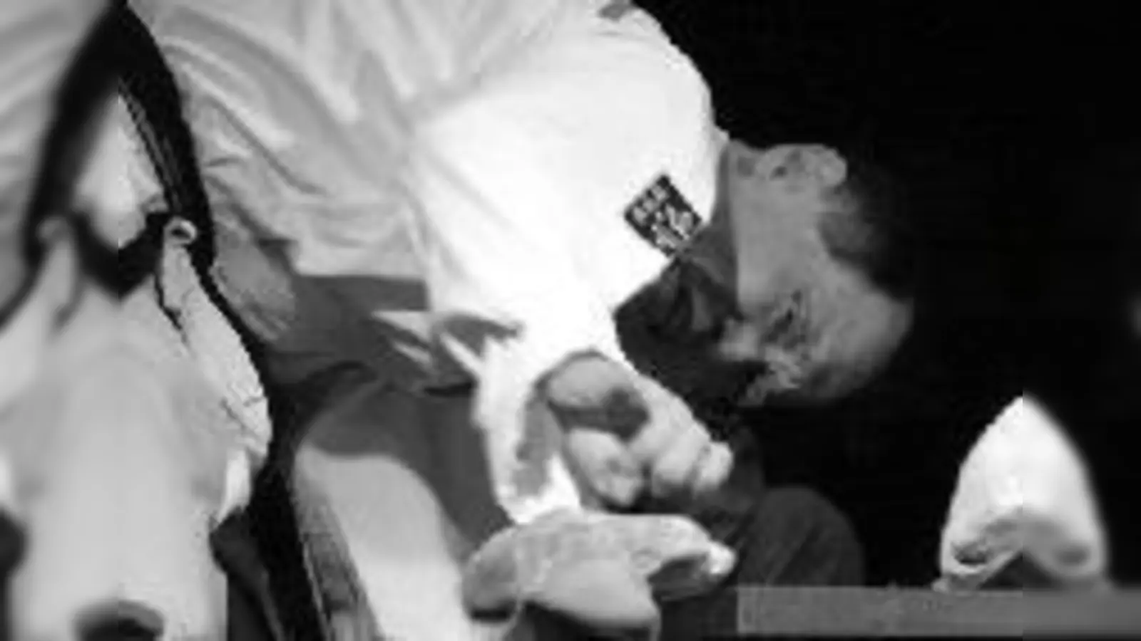 Noch ist es ein Stein  bald sind es nur noch Brösel. Großmeister Kwon, Jae-Hwa beim legendären  (Kieselbruchtest.Foto: gf)