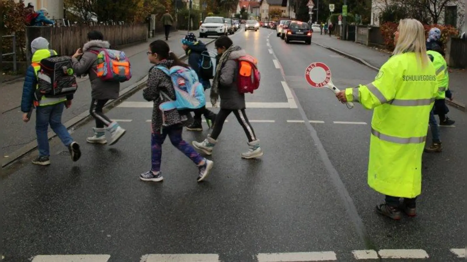 Schulweghelfer dringend gesucht: Die beste aller Maßnahmen zur Verbesserung der Schulwegsicherheit ist die persönliche Hilfe beim Überqueren einer gefährlichen Kreuzung oder Straße. (Foto: sb)