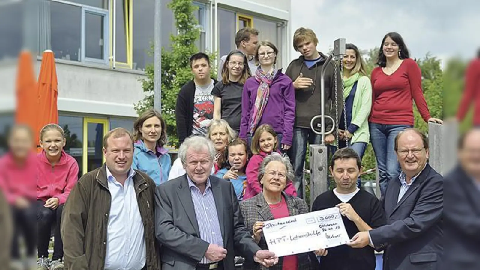 Die Kinder der HPT-Lebenshilfe mit ihren ErzieherInnen und Gästen sowie die Mitglieder des LC Mü-König Otto bei der Scheckübergabe.	 (Foto: Klingan)