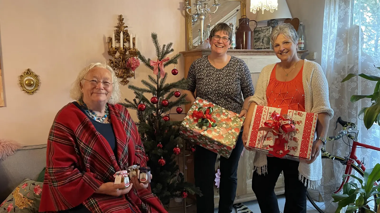 Mammalade-Gründerin Helene Nestler (l.), Katrin Raith und Claudia Bach (aus dem Mammalade-Orga-Team) freuen sich, wenn sich viele Menschen an der Spendenaktion für die Karla 51 beteiligen.  (Foto: hw)