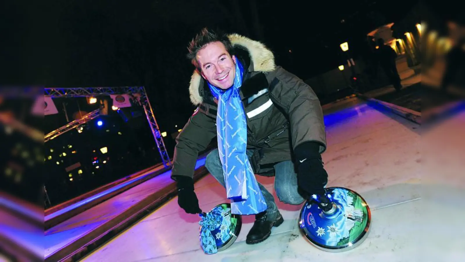 Sebastian Höffner mit den speziell für Trachten Angermaier angefertigten Eisstöcken. (Foto: Trachten Angermaier)