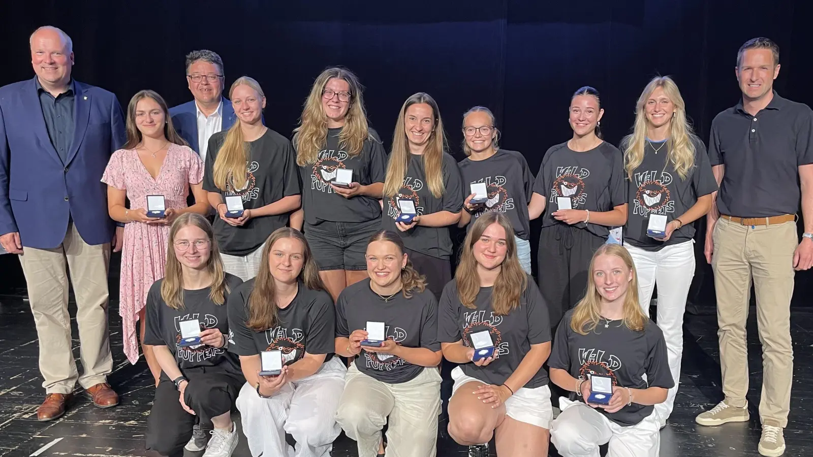 Die Wild Puppets wurden für ihren 2. Platz bei den Bayerischen Meisterschaften im Jahr 2024 - Sparte Modern ausgezeichnet. Es gratulierten herzlich Landrat Christoph Göbel, Ottobrunns Bürgermeister Thomas Loderer (2.v.l.) und Bezirksrat Florian Schardt (r.).  (Foto: hw)