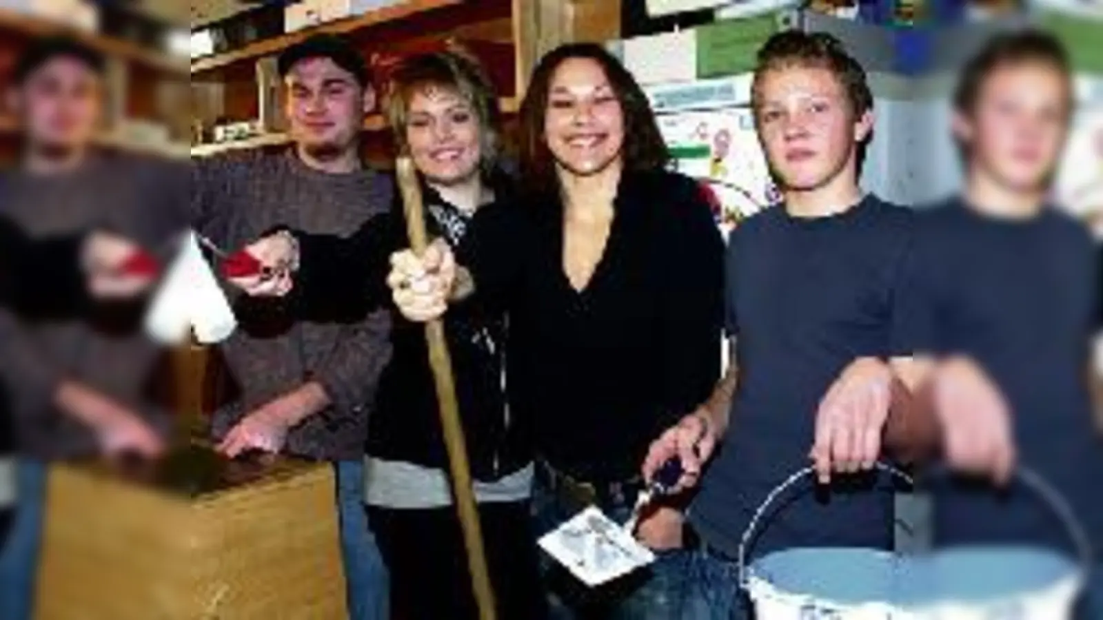 Das Fernsehzimmer im JUZ hat die Renovierung bitter nötig. JUZ-Besucher Philipp (re.), Jugendleiterin Dominique Schuster (2. v. re.), JUZ-Zivi Robert Knüppel (li.) und Pädagogin Kathrin Birkeneder sind gut vorbereitet. (Foto: ko)