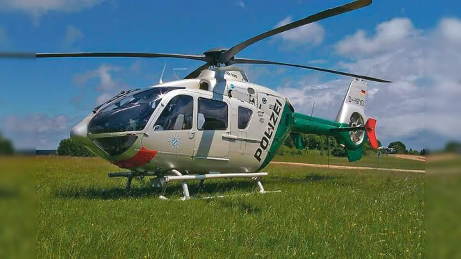 Wenns nach dem Innenministerium geht, heben die EC 135 der bayerischen Polizei am Flughafen ab und landen in Oberschleißheim.	 (Foto: Hubschrauberstaffel der bayerischen Polizei)