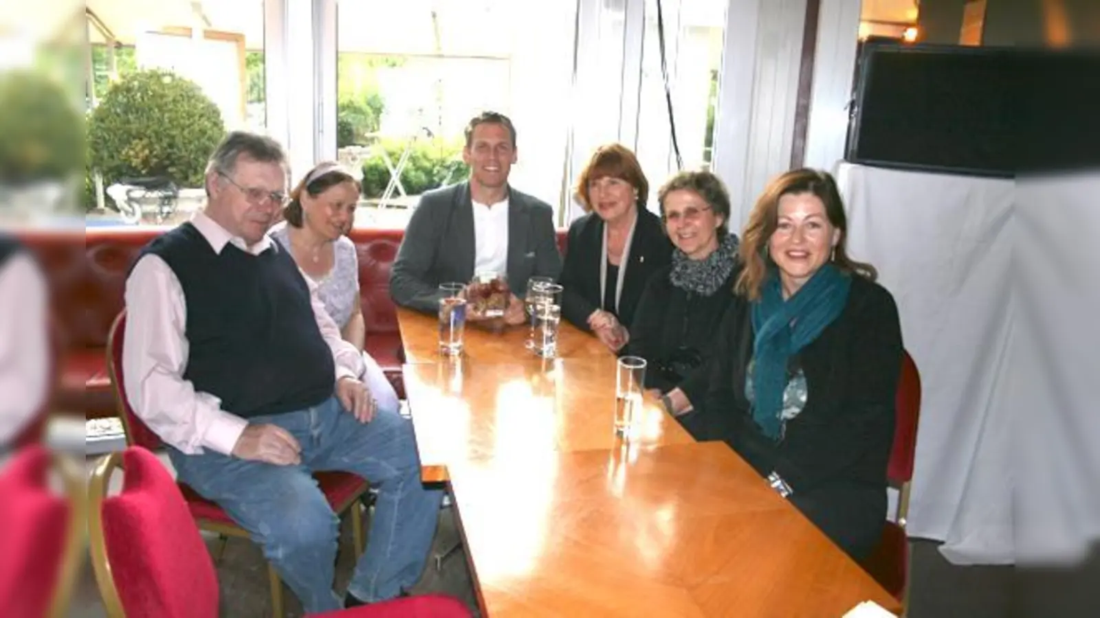 Patric Heizmann (Mitte) umrahmt von den Gewinnern Maria Platzer mit Mann (links), Iga Gessler mit Begleitung und Elisabeth Lang (ganz rechts).  (Foto: ms)