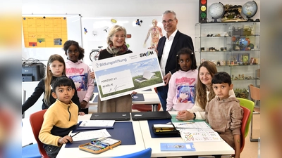 Die bekannte Schauspielerin Jutta Speidel, Gründerin und erste Vorsitzende von Horizont e.V., erhielt von Martin Janke, Geschäftsführer der SWM Bildungsstiftung, einen Scheck über 40.000 Euro für ihre Schützlinge. (Foto: SWM)