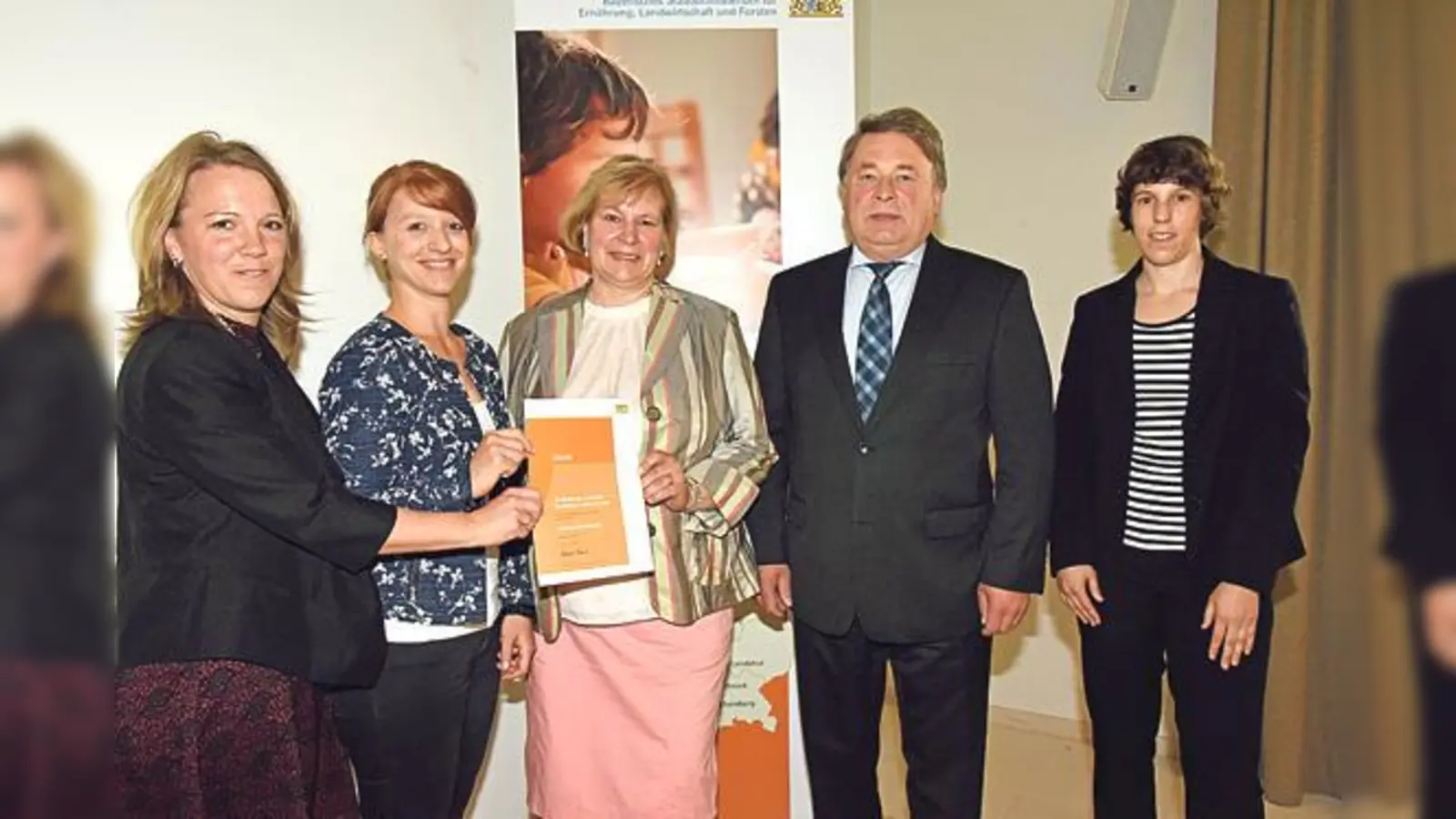Verdiente Auszeichnung: Heidi Müller, Katharina Huber, Angelika Brummer,  Staatsminister Helmut Brunner und Kerstin Oßner (v. li). 	 (Foto: AELF Ebersberg)