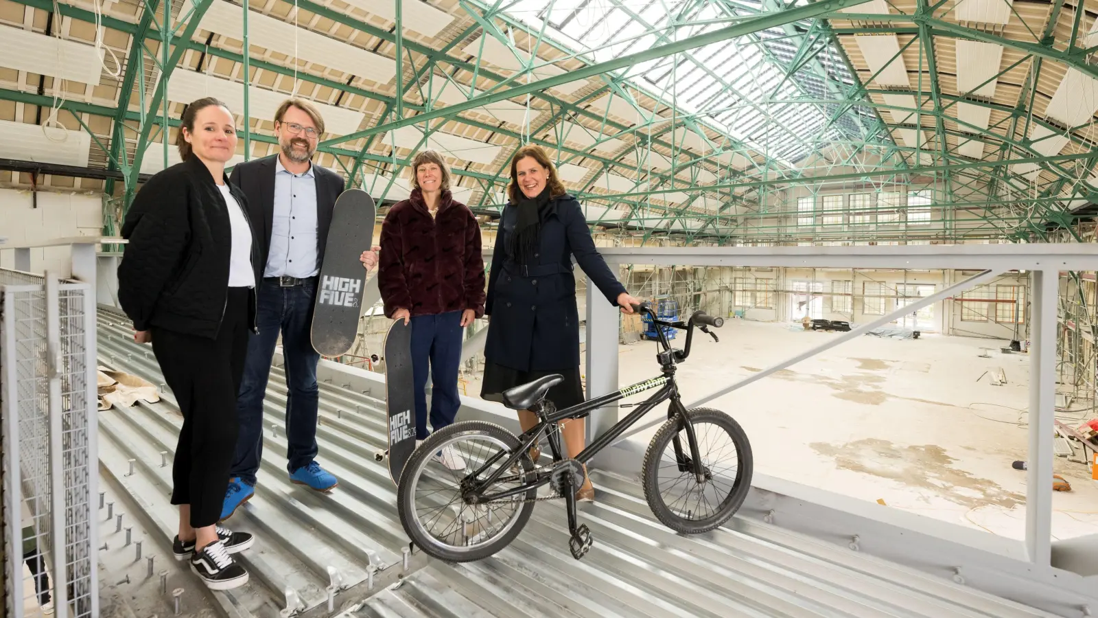 Die Eggernhalle Pasing wird zur Actionsporthalle: Ingrid Gasser (Vorständin High Five e.V.), Sportreferent Florian Kraus, Skatebord-Bundestrainerin Lea Schairer und Bürgermeisterin Verena Dietl (von links) freuen sich.<br><br>l-r:<br>Ingrid Gasser, Vorständin von High Five e.V.<br>Florian Kraus, Sportreferent<br>Lea Schairer, Skateboard Bundestrainerin<br>Verena Dietl, Bürgermeisterin<br><br>München, 11.06.2024<br><br>Foto: Tobias Hase / LHM RBS (Foto: Tobias Hase / LHM RBS)