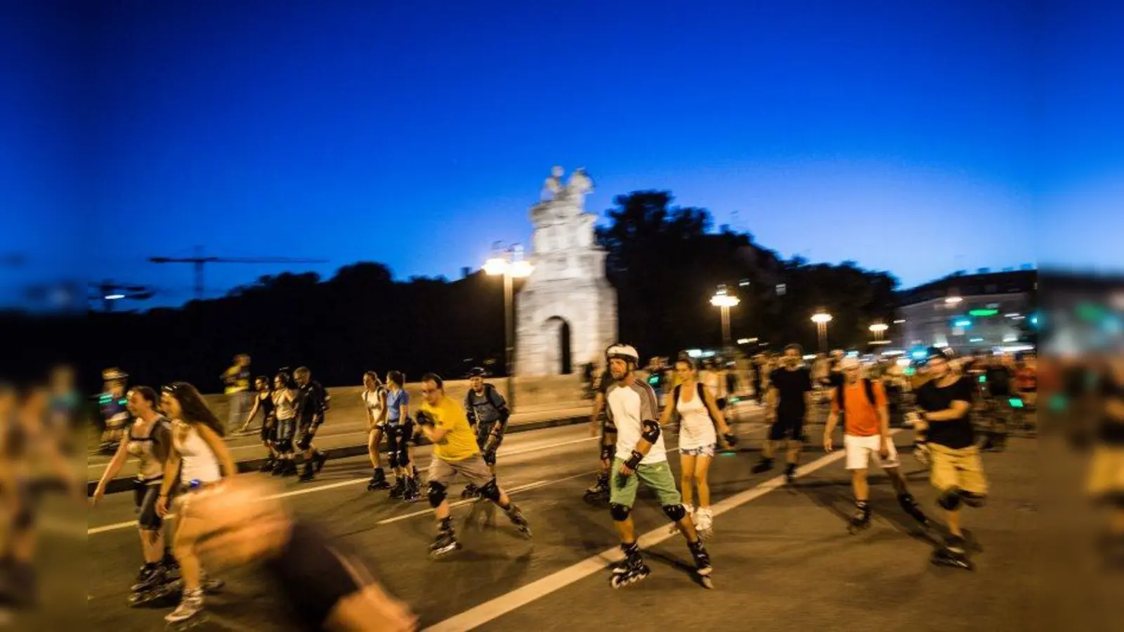 Am 11. Mai starten die Skater und Skaterinnen bei der AOK Blade Night wieder auf den autofreien Routen durch. (Foto: Andreas Schebesta)