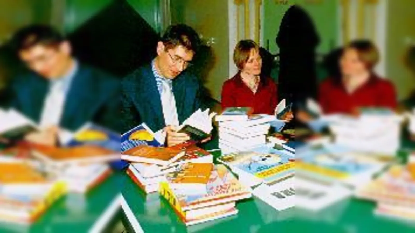 Neue Bücher überreichten die BA 5-Mitglieder Jahnke, Wilhelm, Liebhart (v.r.) mit Vorsitzender Adelheid Dietz-Will und Gerlinde Zimmermann, Stadtbibliothek Au, an Timo Meier, Leiter des Jugendgefängnisses in der Au.	 (Foto: C. Hofmaier)