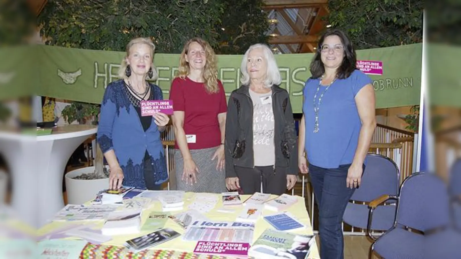 Der Helferkreis Asyl war auch heuer wieder präsent bei der Bürgerversammlung  (Foto: Dorothea Blässing (AWO-Rumpelkammer), Brigitte Barthmann (Ramasuri-Flüchtlingsfußballmannschaft), Linda Stiller (Café International) und Stefanie Marrero)