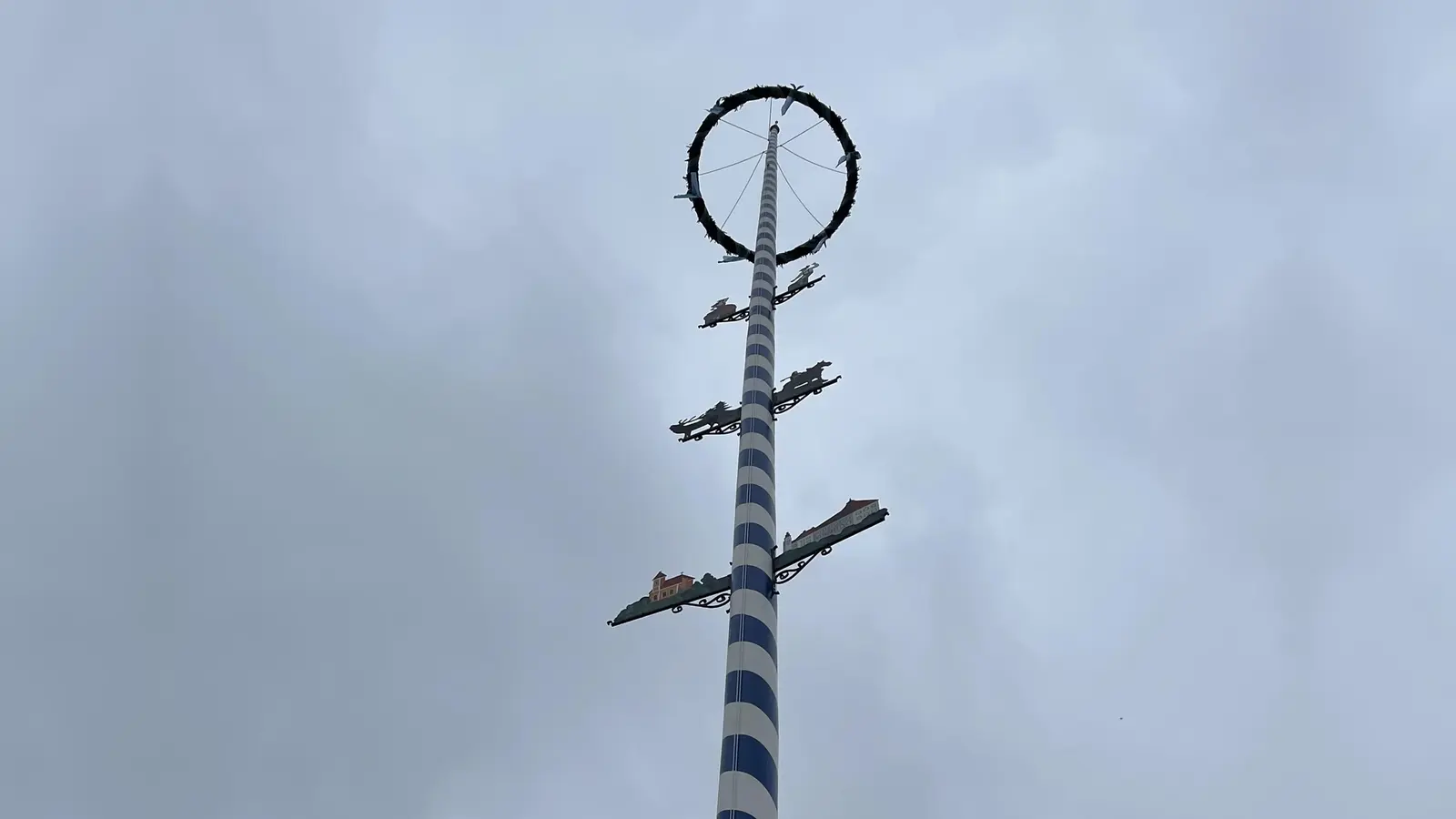 Der Mai ist gekommen, und an einigen Orten in und um München werden neue Maibäume aufgestellt. (Foto: hw)