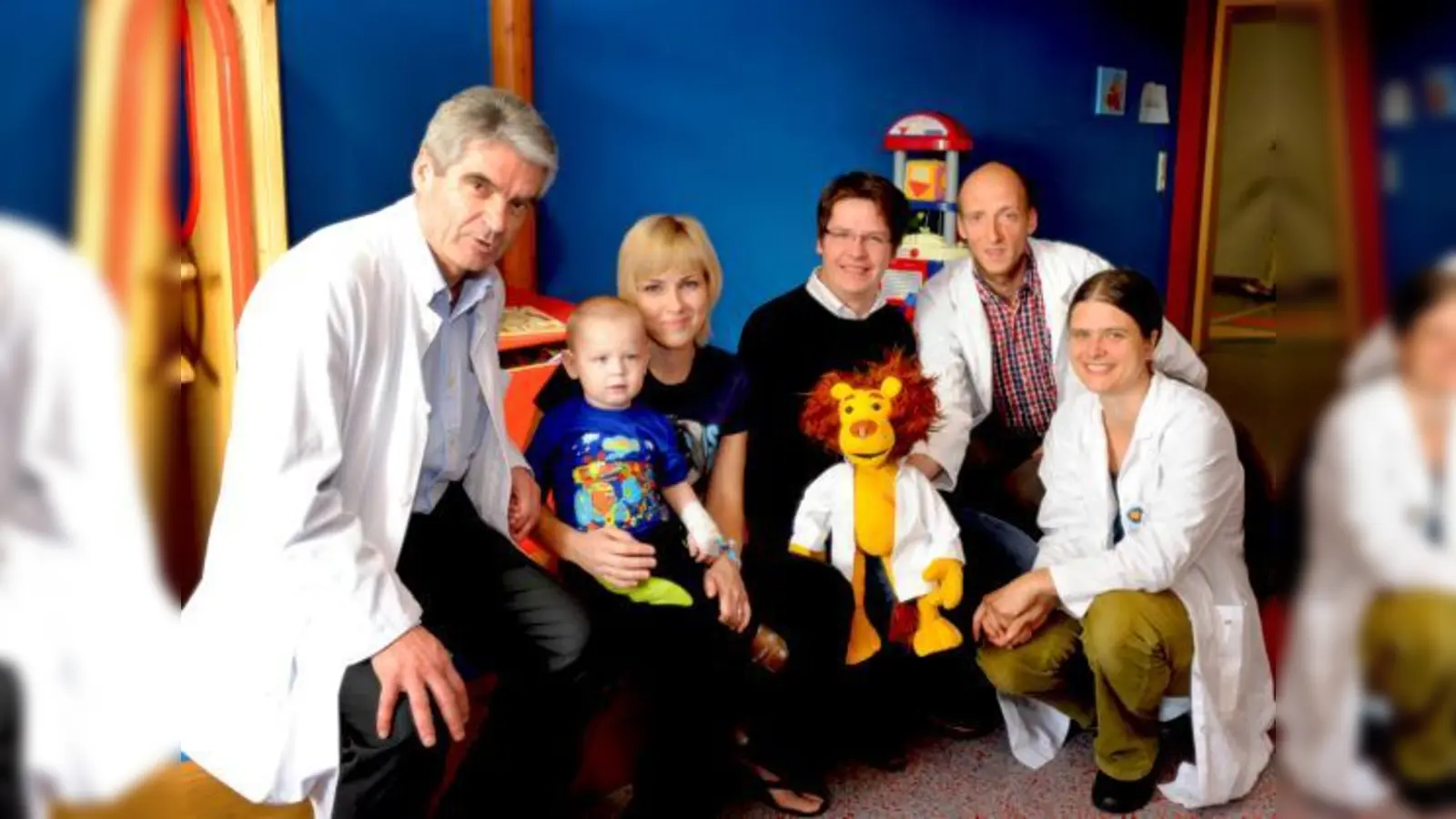 Denis schon wieder recht fit beim Besuch von Doktor Leo Löwenherz mit Prof. Malec, Mutter Irina und Pascal Preuß, Generalsekretär des Deutschen Kinderzentrums, sowie ganz rechts das Puppenspielerensemble Marius Kob und Johanna Pätzold (v.l.).  (Foto: Verein)