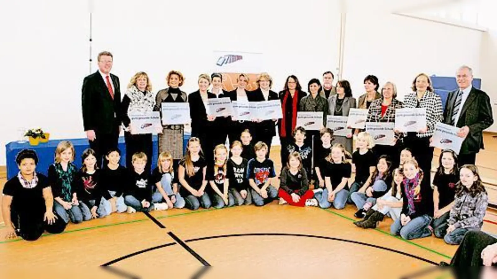 Die zwölf Schulen, die an dem Gesundheitsprojekt teilnehmen, darunter aus Schwabing, bekamen jetzt Schilder überreicht.	 (Foto: VA)