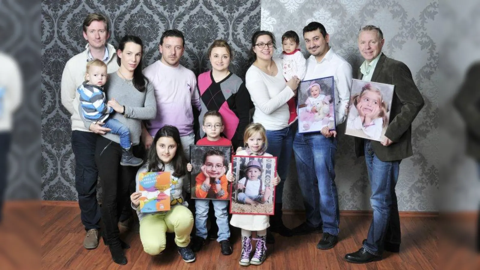 Thomas Fladung und Jan Siebert freuen sich mit den Gewinnern des Fotowettbewerbes und ihren Eltern. Die zehn Erstplatzierten sind: Alexandra Molt, Victor Ostner, Nisa Sevin Kayhan, Berdan Sensoy, Enya Theresa Fernando, Josipa Grgic, Sophia Maria Portaro, Olesia Knodel, Julia Beyerlein, Kimberly Gratz. (Foto: Heidi Foto)