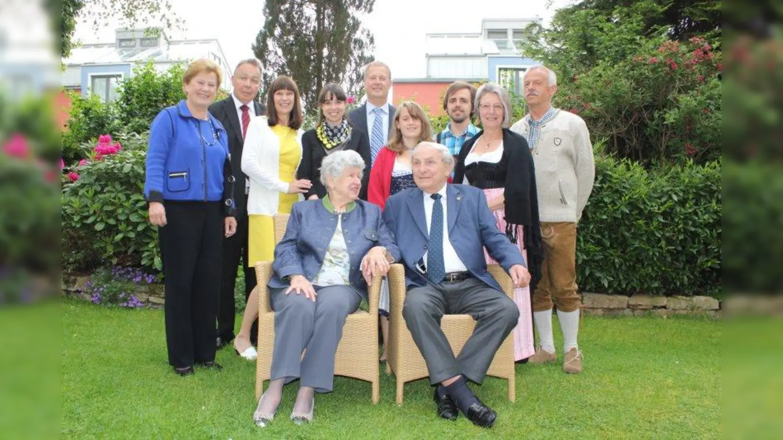 Bürgermeisterin Annemarie Detsch, Christian, Angelika und Sabrina Allina Griesbach, Lars Lorenzen, Jasmin, Dominik, Evelyn und Martin von La Roche (v.l.) sowie vorn das diamantene Hochzeitspaar Herta und Martin Dimpfelmaier. (Foto: US)