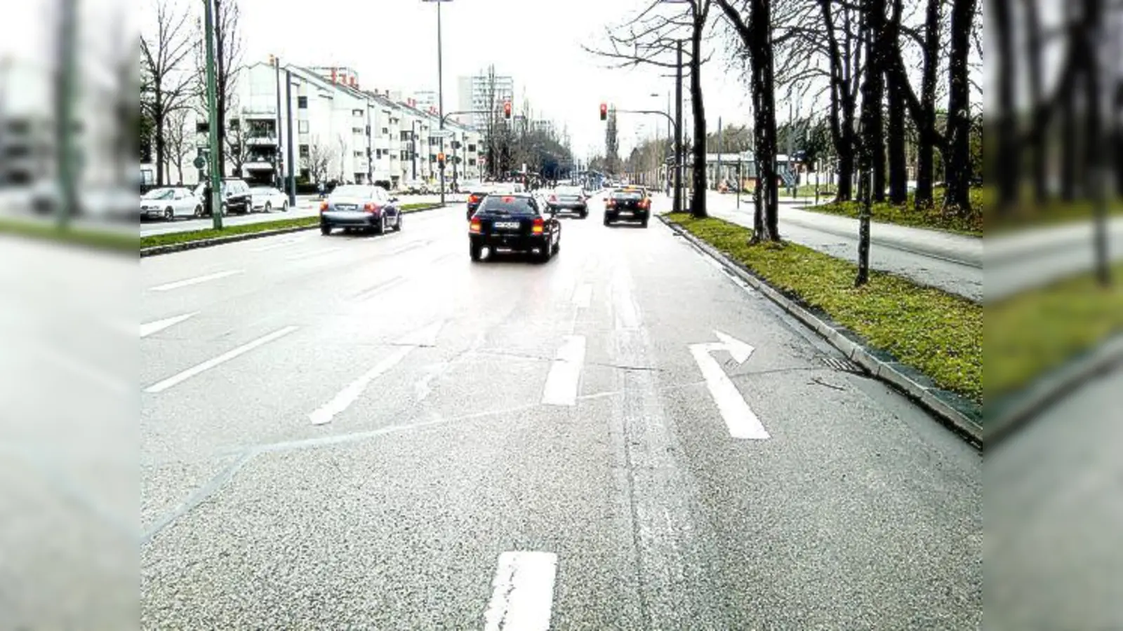 Mehrere Parkplätze statt extra Rechtsabbiegespur  das fordern zwei Geschäftsleute an der Abzweigung der Englschalkinger- in die Cosimastraße in Richtung Oberföhring.     	 (Foto: hgb)