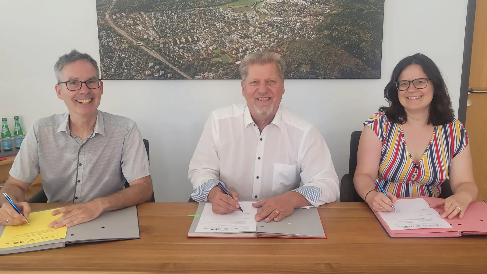 Bei der Unterzeichnung der Kooperationsvereinbarung zur musikalischen Früherziehung (von links): Christoph Peters (Musikschulleiter ), Neurieds 1. Bürgermeister Harald Zipfel und Marion Strutynski (stellv. Musikschulleiterin).<br>  (Foto: Gemeinde Neuried)