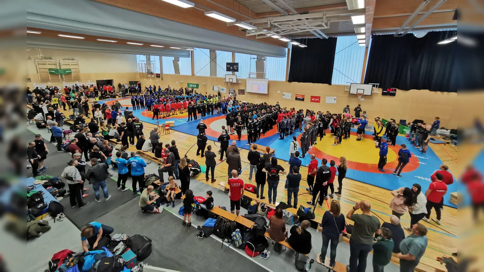 Über 300 Ringerinnen und Ringer aus dem In- und Ausland zeigten ihr Können beim bisher größten Schüler- und Jugendturnier des ESV München-Ost. (Foto: Verein)