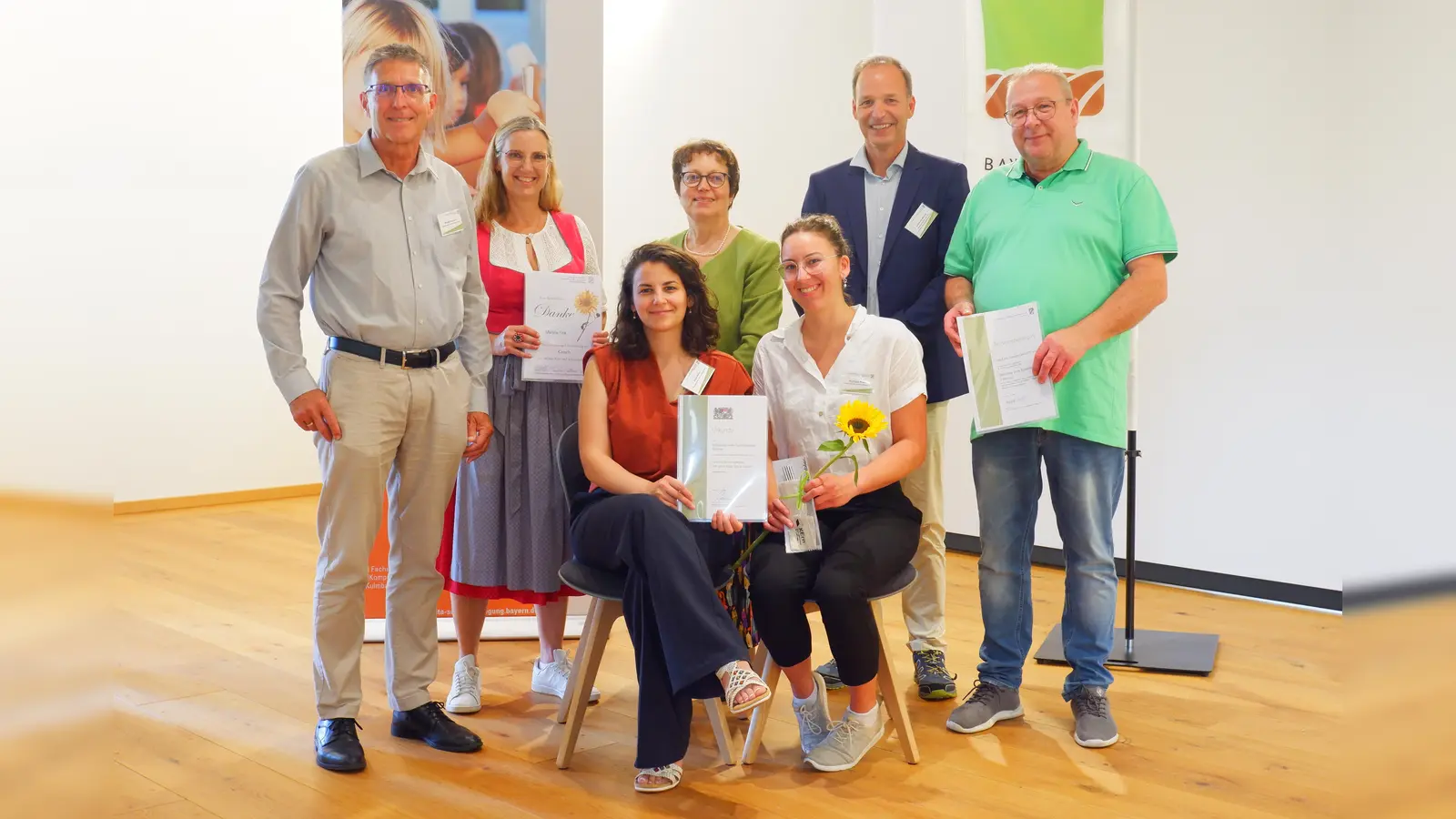 (H.v. l.): Michael Romanov (etc gGmbH), Martina Fink (Coach), Irmgard Reischl (Leiterin Vernetzungsstelle Kita- und Schulverpflegung), Reinhard Menzel (Amt für Ernährung, Landwirtschaft und Forsten Ebersberg-Erding), Gerald Kerecz (etc gGmbH); v. v. l.: Klara Kandy und Raphaela Roder (Verpflegungsbeauftragte Mittelschule). (Foto: AELF Ebersberg-Erding)