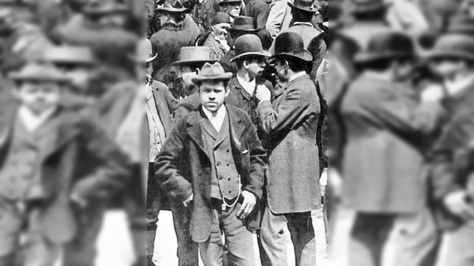 Typisches Wiesn- und München-Phänomen, nicht erst seit dem Monaco Franze: Vorstadt-Stenz um 1910.  (Foto: Valentin Musäum)